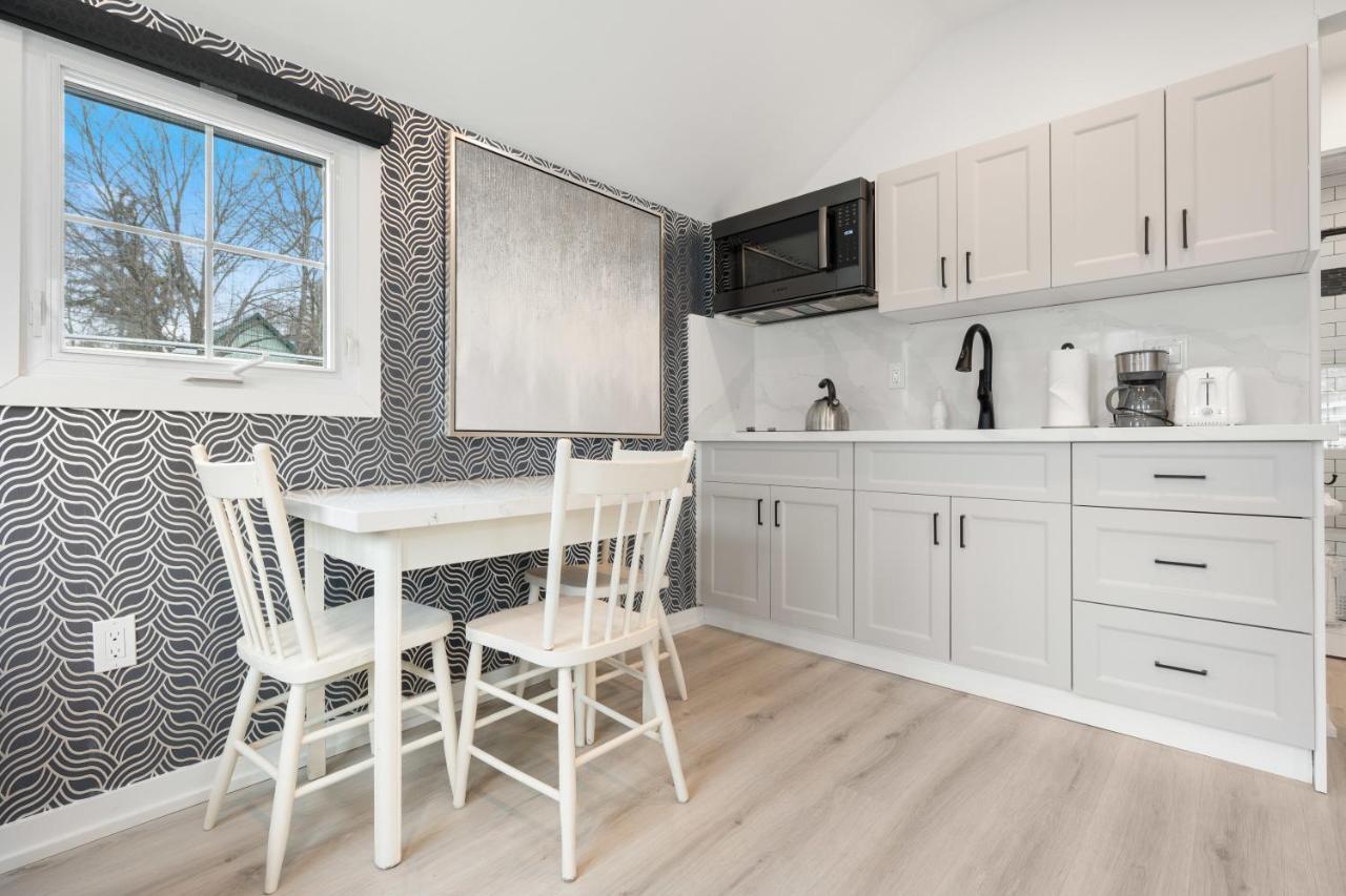 Luxe Lodges On Lake Erie 포트 도버 외부 사진