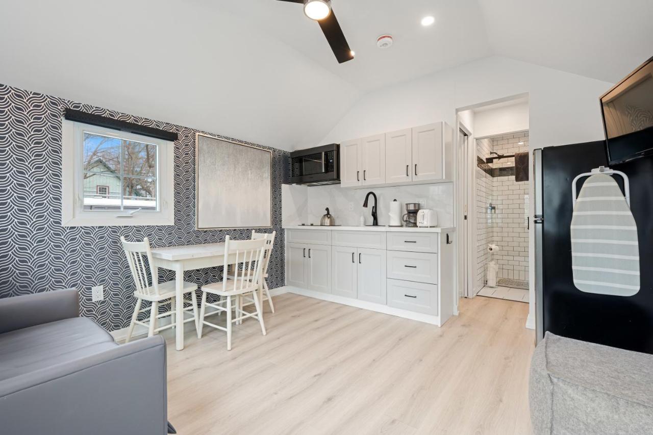 Luxe Lodges On Lake Erie 포트 도버 외부 사진