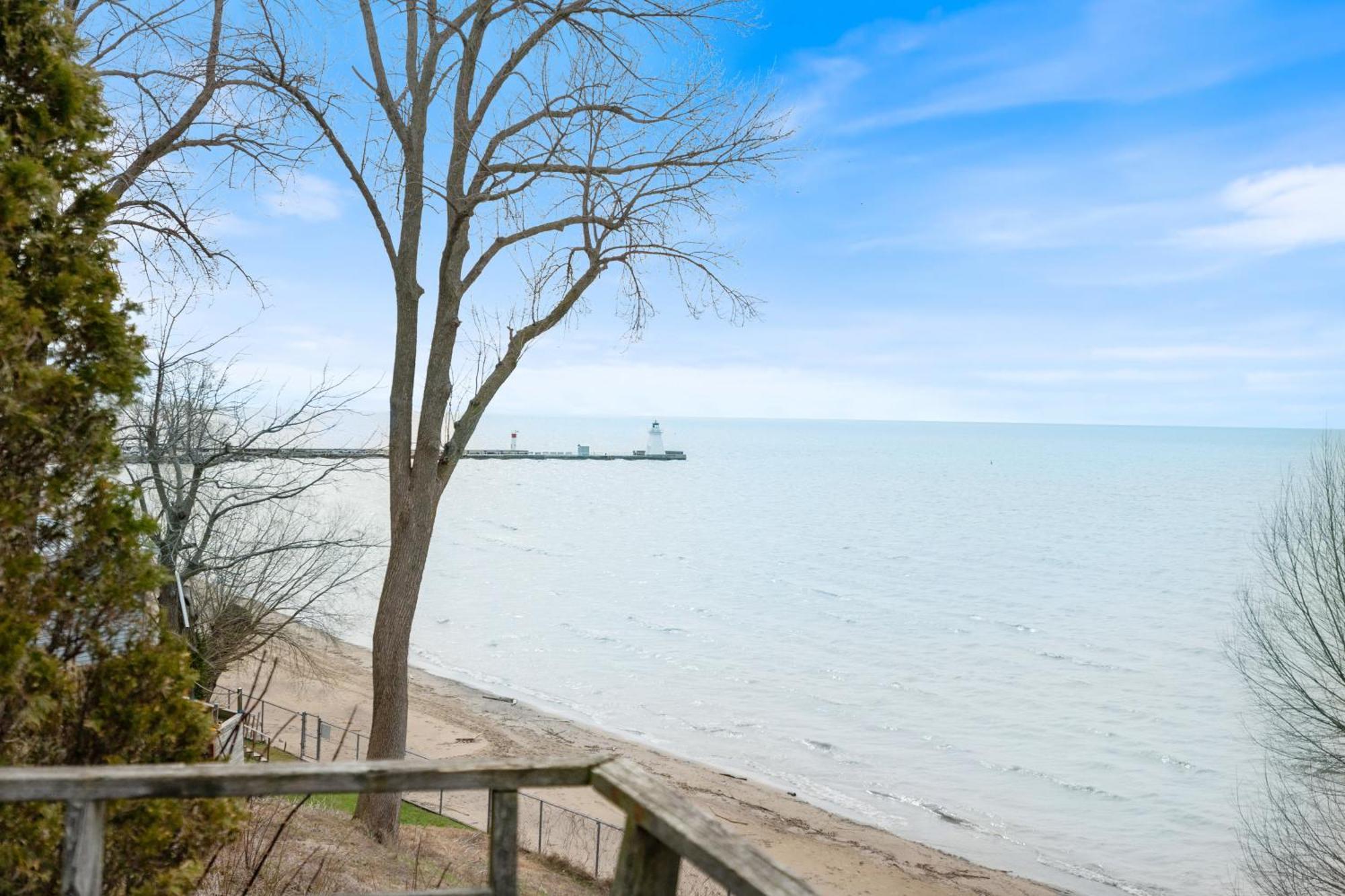 Luxe Lodges On Lake Erie 포트 도버 외부 사진
