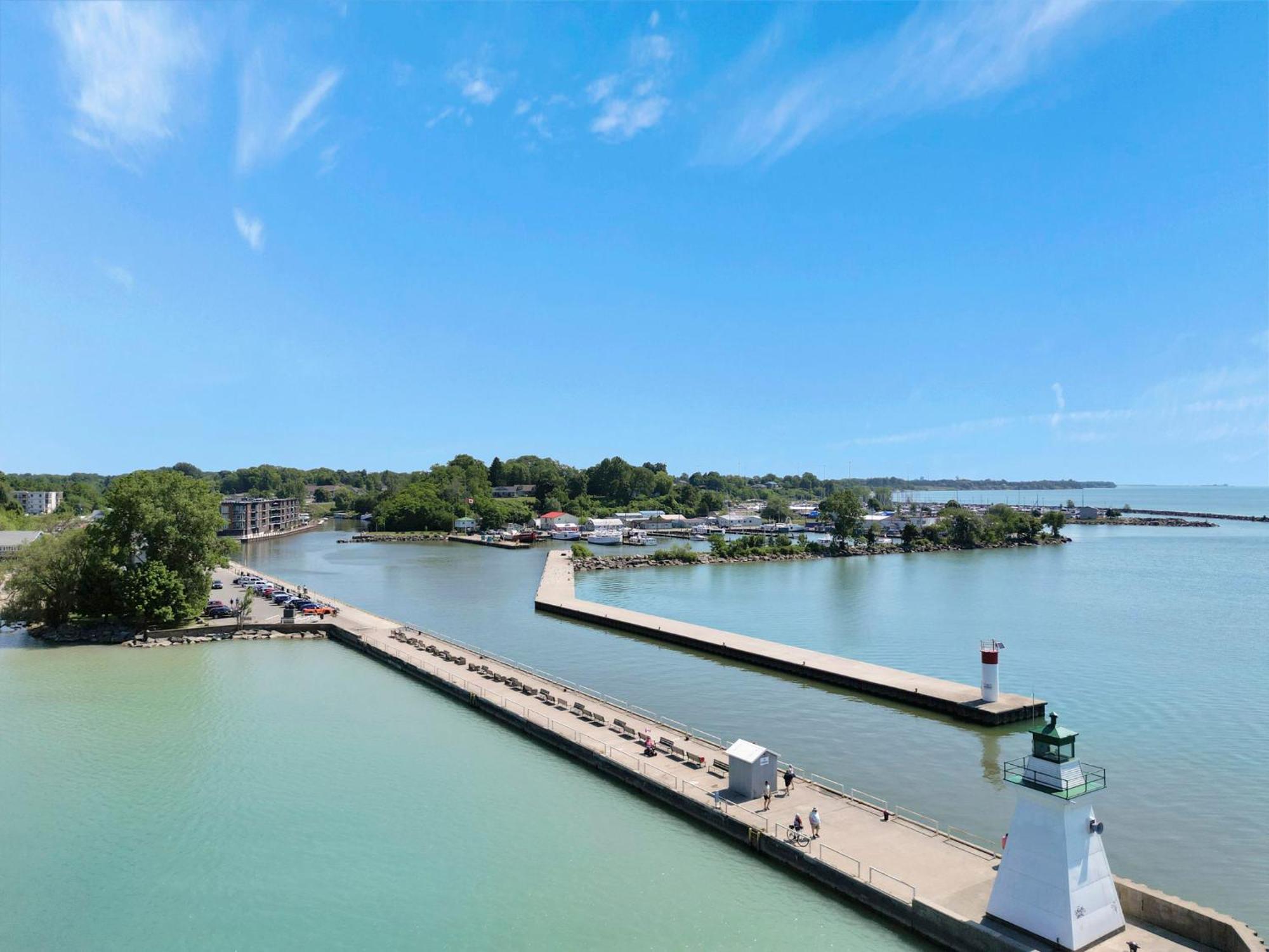 Luxe Lodges On Lake Erie 포트 도버 외부 사진