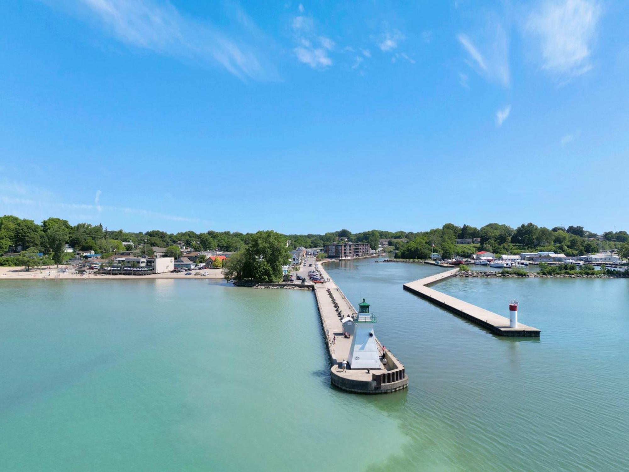 Luxe Lodges On Lake Erie 포트 도버 외부 사진