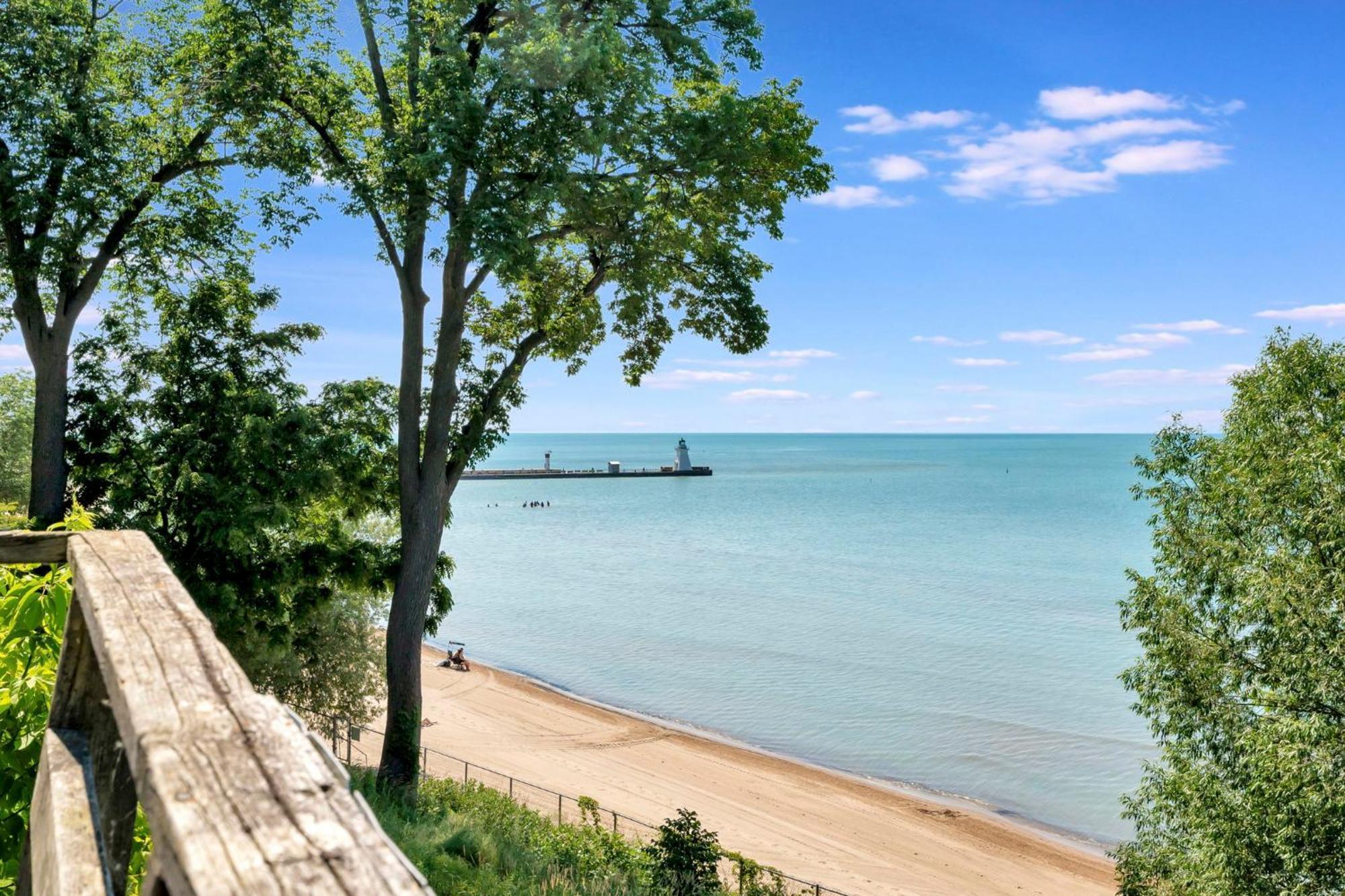 Luxe Lodges On Lake Erie 포트 도버 외부 사진